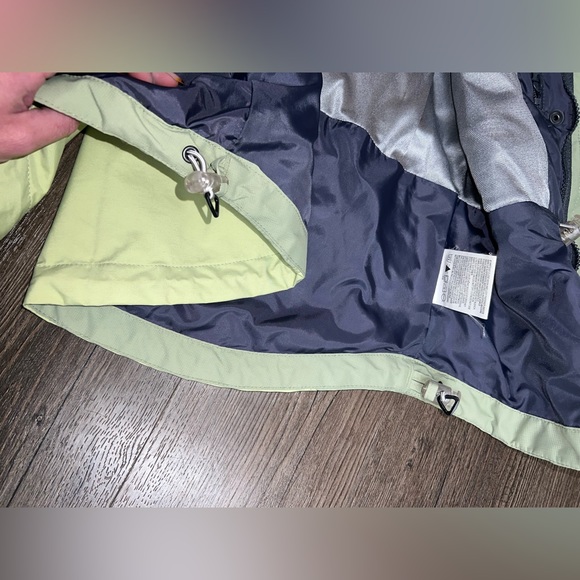 Woman’s Columbia ski/snowboarding Jacket green and gray - Picture 16 of 17